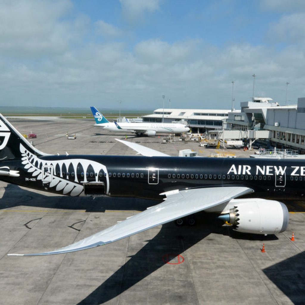 Pax Told to Delete Photos of Their Flight’s Cracked Windscreen?