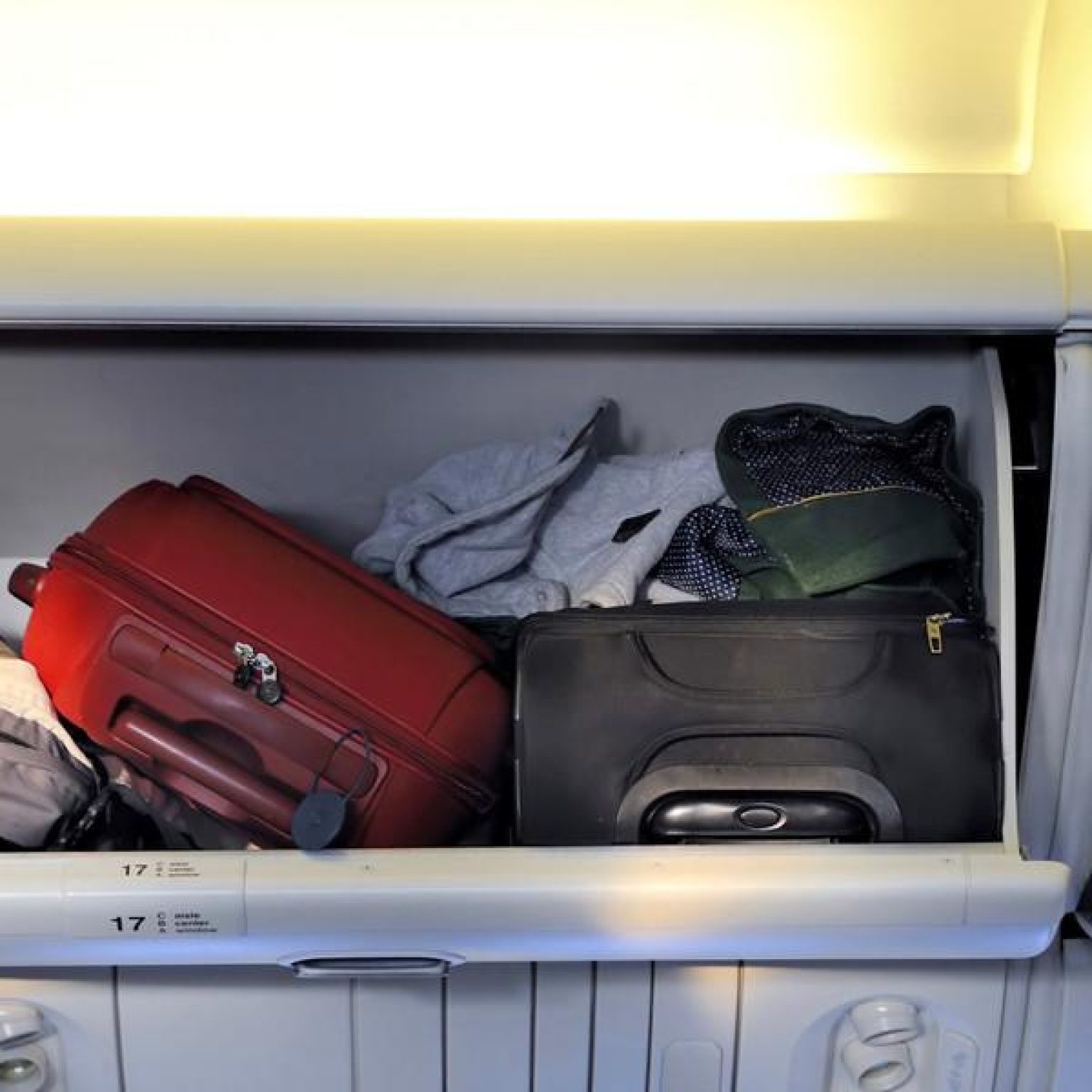 Internal AA Memo: Main Cabin Extra Flyers Can Reserve Bins