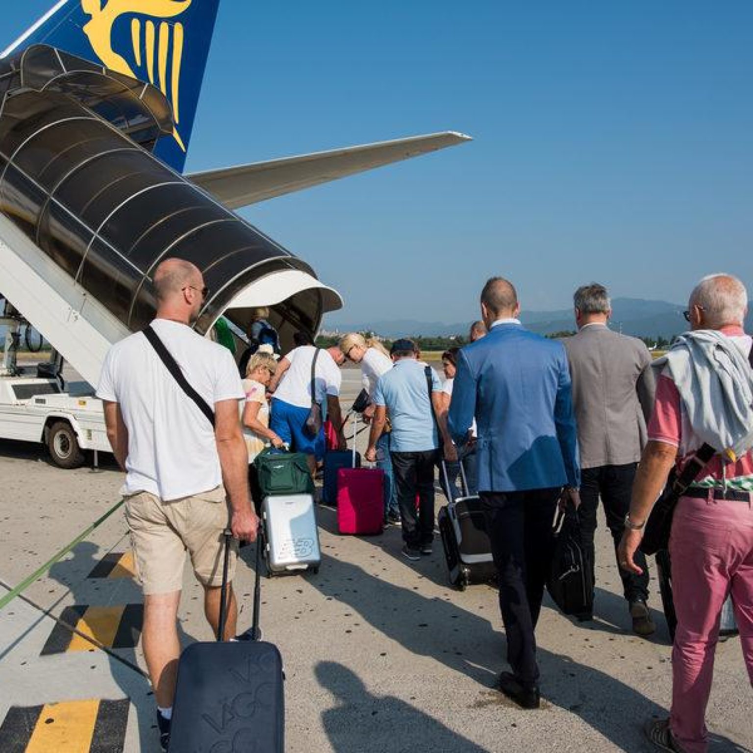 Adios! Goodbye! See You Tomorrow! Ryan Air Pax Give Disruptive Flyer a Raucous Farewell