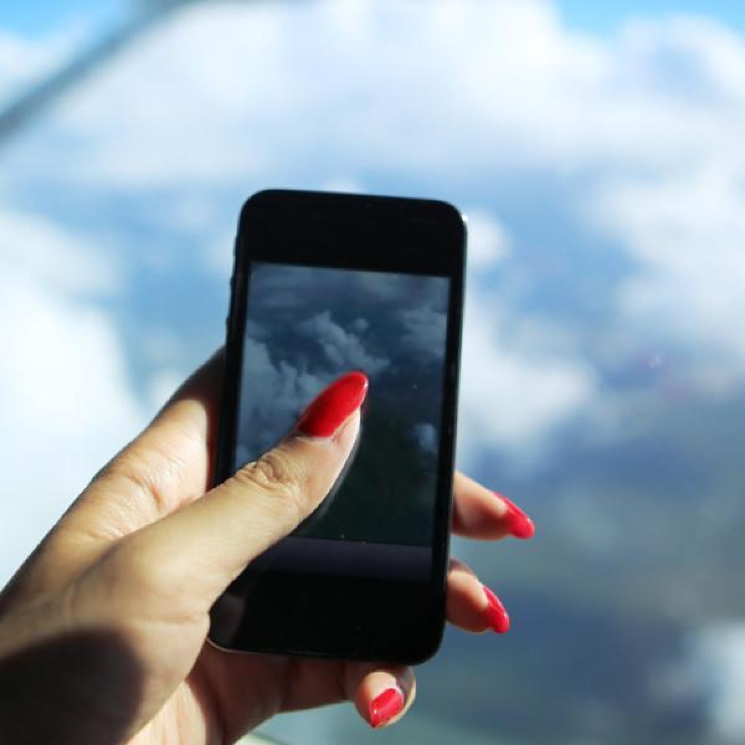 Flyer Accuses Fa of Stealing Phone After Selfie Appears in iCloud