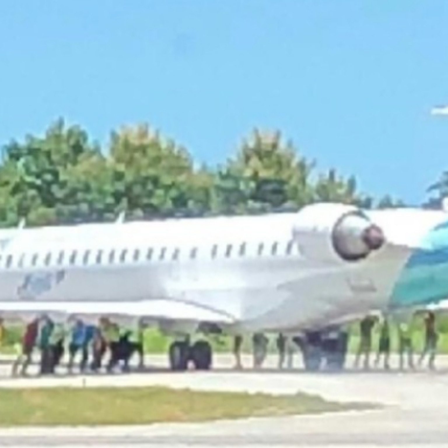 20 People Push Garuda Indonesia Plane Pushed Onto Runway After Wrong Turn 20 People Push Garuda Indonesia Plane Pushed Onto Runway After Wrong Turn