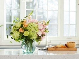 The-FTD-Irreplaceable-Luxury-Bouquet