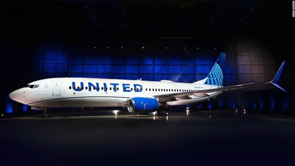 United Airlines starts hiring 300 pilots
