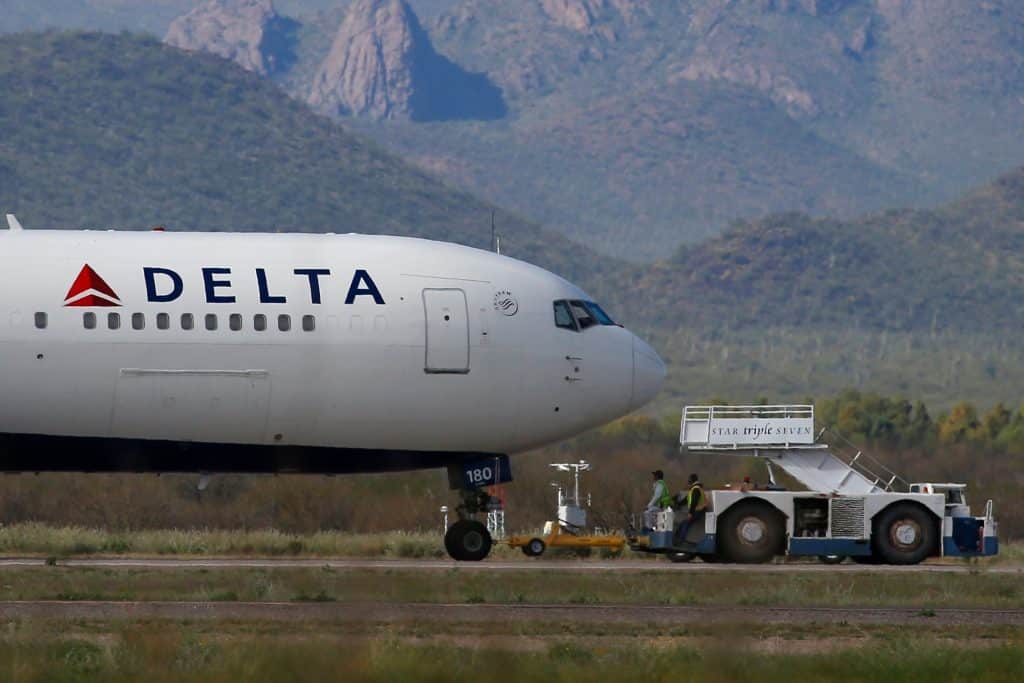 ground crew, delta air lines, texas