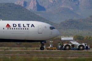 ground crew, delta air lines, texas