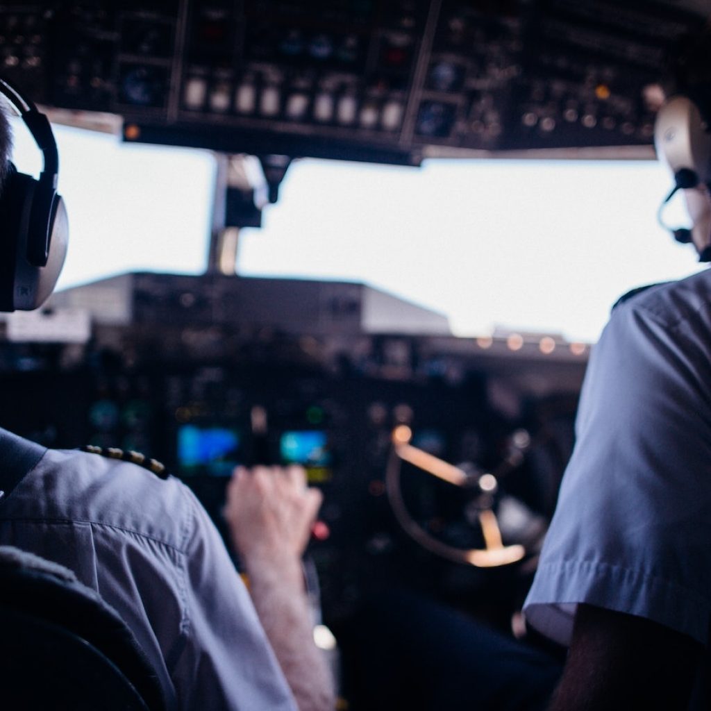 American Airlines pilot reminds passengers of basic plane etiquette