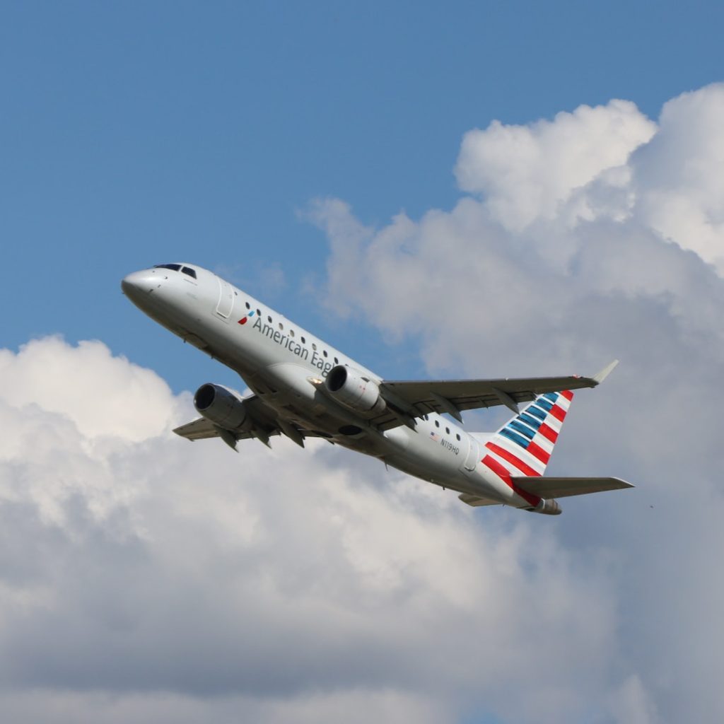 American Airlines plane drops by more than 15000 feet in 3 minutes due to a pressurization issue