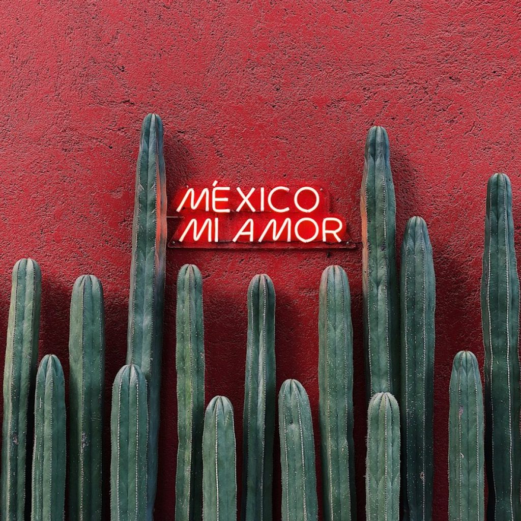a red wall with a sign that says mexico innamor