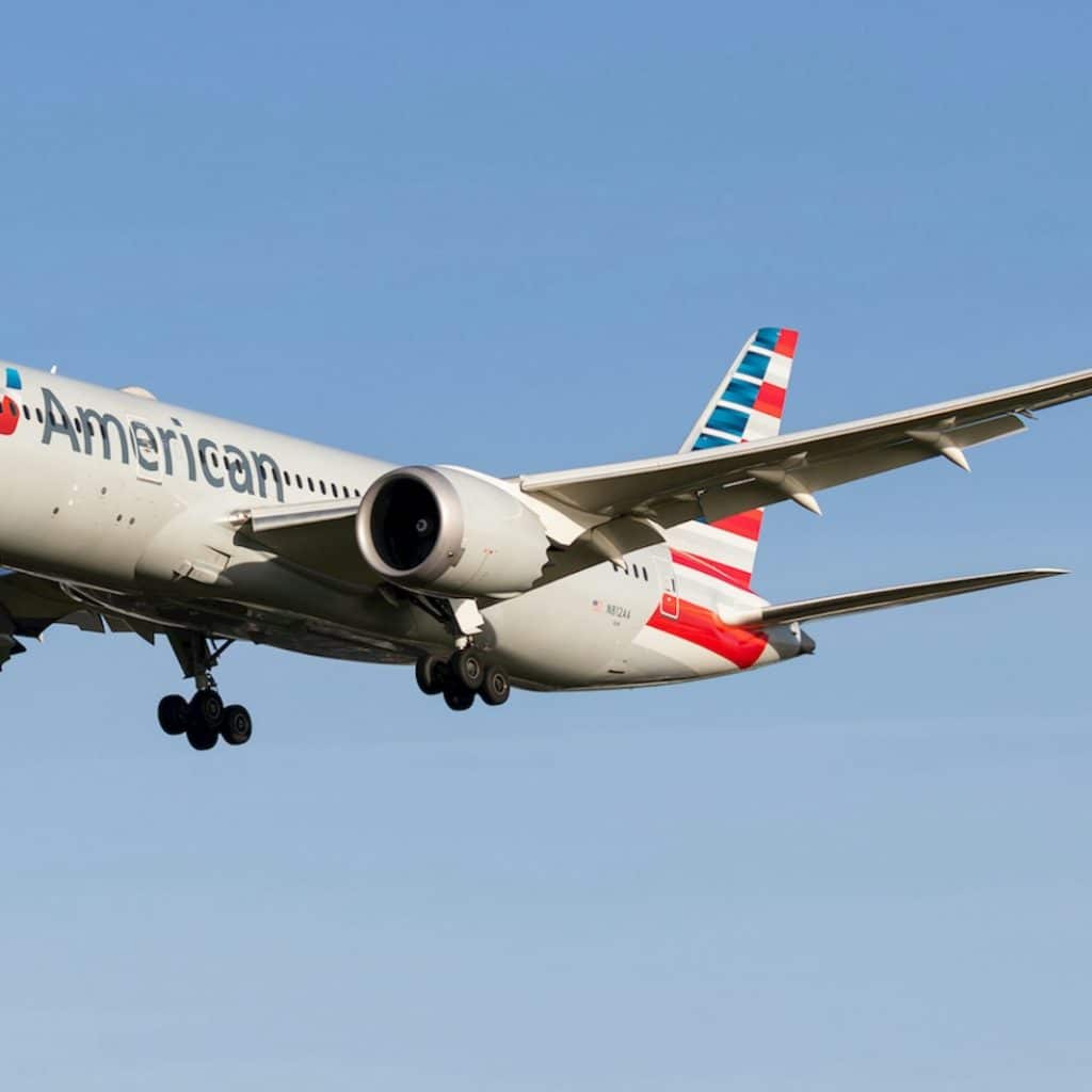 american airlines passenger tried to open plane doors mid-flight