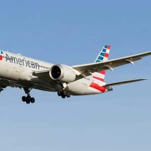 american airlines passenger tried to open plane doors mid-flight