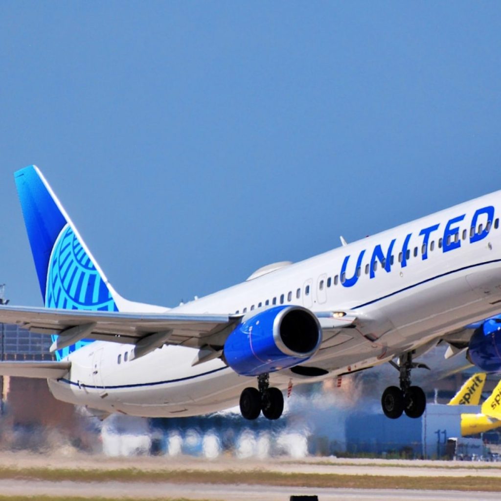 man used fake boarding pass on a United Airlines flight